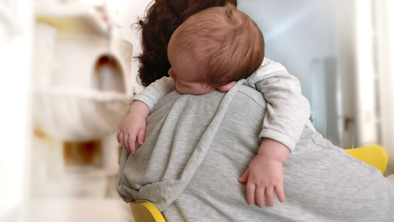 孕妈供卵生的宝宝多大会伸手抓东西（孕妈供卵生的宝宝多大手会抓握东西?）