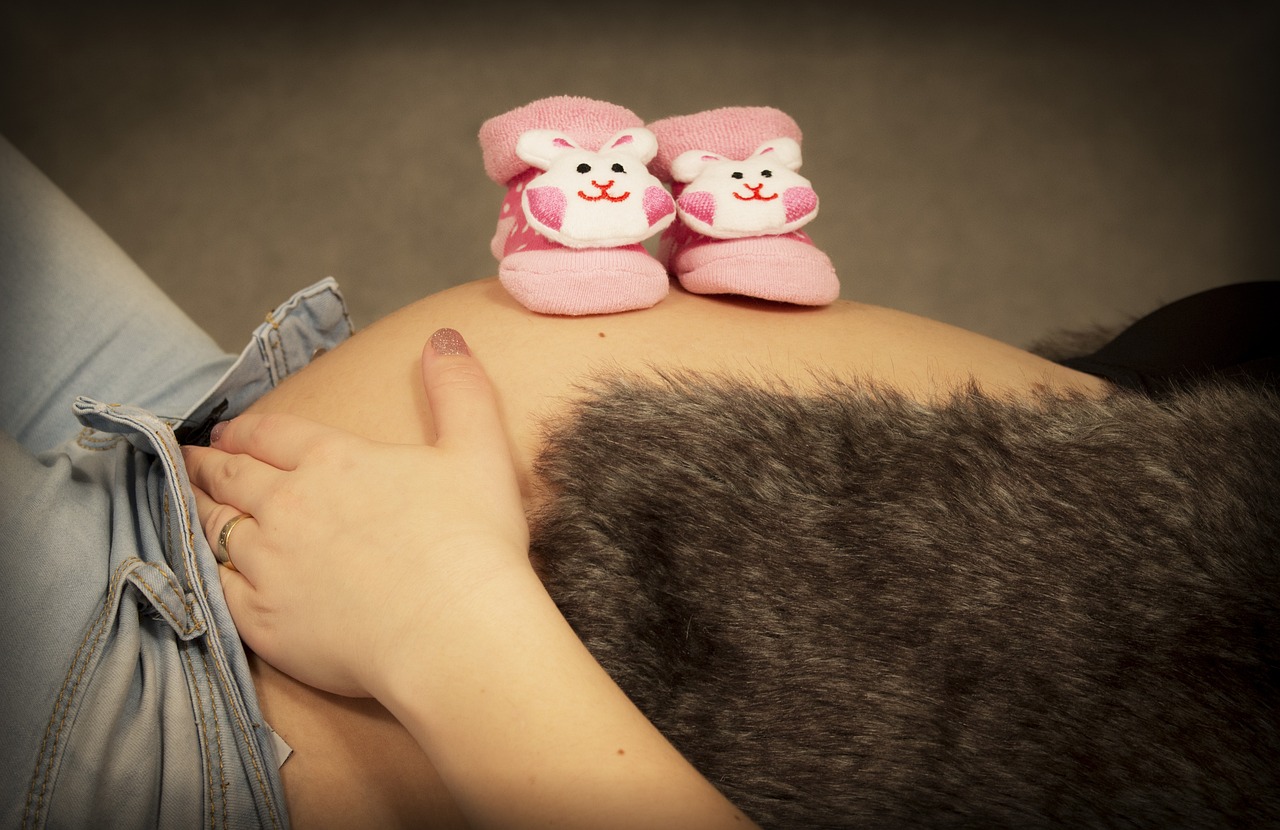 孕妈供卵生的宝宝两手使劲发抖（孕妈供卵生的宝宝两手使劲发抖怎么回事）
